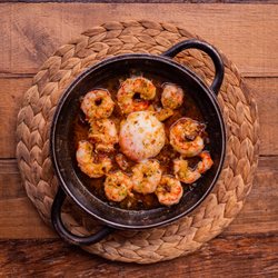 Beso Beach  - Las míticas gambas al ajillo con huevo a baja temperatura de Beso Beach