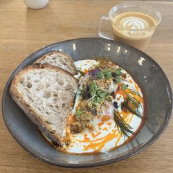 Sakona - Turkish eggs with yogurt