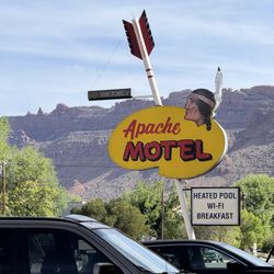 Apache Motel - Mountains outside