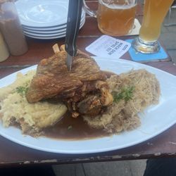 Der Löwe - Schweinshaxe...