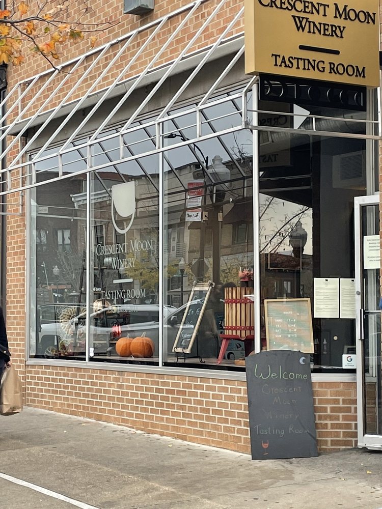 Crescent Moon Tasting Room - vineyard in Lawrence, KS