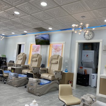 Mio Nail Salon - Three of 8 comfortable massage chair stations for pedicures. - Nail Salons Near Me - Roseville, California Mio Nail Salon - Three of 8 comfortable massage chair stations for pedicures. - Nail Salons Near Me - Roseville, California