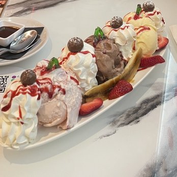 Sugar Factory Express - Banana Split for Two - Desserts Near Me - Bloomington, Minnesota