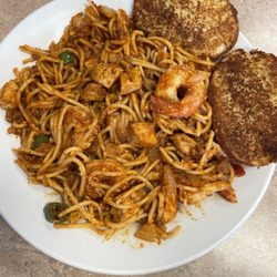 Michael's Pancake House - Spaghetti with Chicken, Shrimp and Peppers. Garlic Bread on the side.