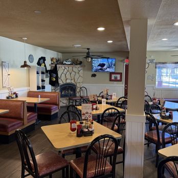 Country Kitchen - Inside of restaurant - New American Near Me - Big Bear Lake, California