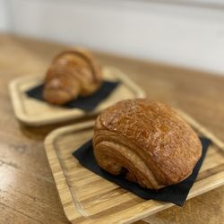 La Parisienne French Bakery - Pan au chocolat