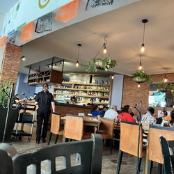 Vive Cafeto - Looking inside from outdoor seating