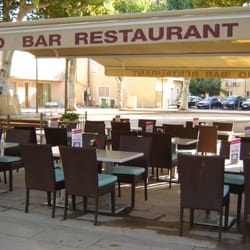 Le Patio - La terrasse aux pieds des platanes est proche de la fontaine de la place Jean-Jaurès.