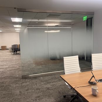 Bay Tint - Interior view of conference room with privacy screen gradient frost - Home Window Tinting Near Me Bay Tint - Interior view of conference room with privacy screen gradient frost - Home Window Tinting Near Me