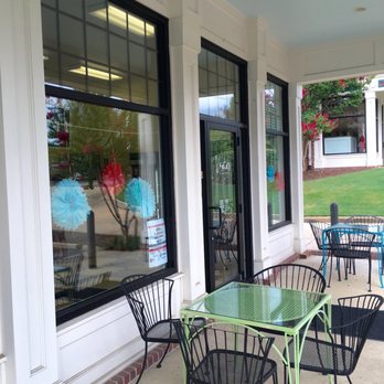 Katie's Kitchen - a table and chairs outside - Desserts Near Me - Germantown, Tennessee