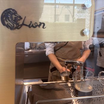 Chicha San Chen - Tea barista making a drink - Bubble Tea Near Me - Berkeley, California Chicha San Chen - Tea barista making a drink - Bubble Tea Near Me - Berkeley, California