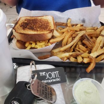 Curb Side Bistro - Mac and cheesecburger - New American Near Me - Odessa, Texas