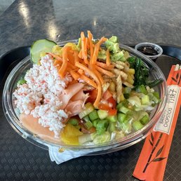 Stacked with toppings, the lack of fish in my poke bowl was visible.