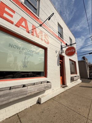 Jeni's Splendid Ice Creams by null