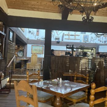 Horseshoe Lounge at Harris Ranch - Cocktail Bars Near Me - Coalinga, California