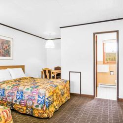 Knights Inn Pine Grove - Guest room
