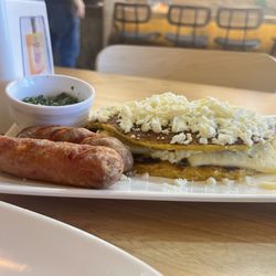Don Arepacho Restaurant - Cachapas con chorizo y queso