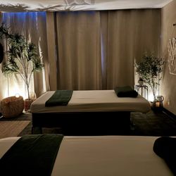 Emerald Healing Center - A couple massage