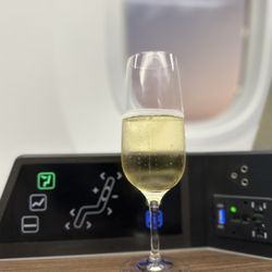 長榮航空股份有限公司 - Pre-flight sparkling wine in Business Class