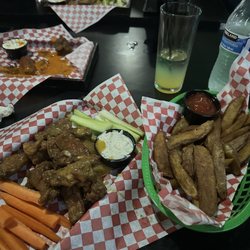 Triángulo Sport Bar - Mango habanero wings and seasoned fries