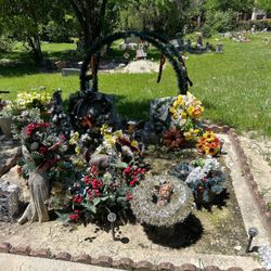 Cementerio Mexicano De Maria De La Luz - Well tended to graves
