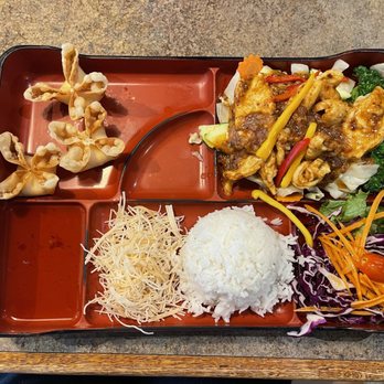 Cafe de Bangkok - Gilbert - Lunch Combo: Cream cheese wonton appetizer with Rama Gai (peanut butter chicken) - Thai Near Me - Gilbert, Arizona