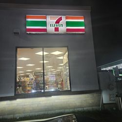 7-Eleven - Exterior