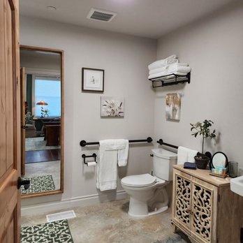 Hummingbird House - Costa's En Suite bathroom at the Hummingbird House in Downtown Red Bluff, CA - Bed & Breakfast Near Me - Red Bluff, California