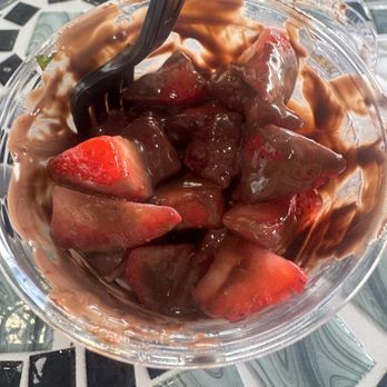 Drip Dessert House - Chocolate milk with fresh strawberries 100/10 - Desserts Near Me - Newark, California