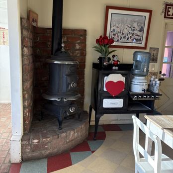 Mom's Pie House - Bakeries Near Me - Julian, California