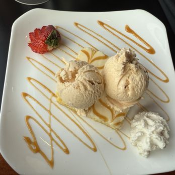 Baxter's Lakeside Grille - Butter cake and cinnamon ice cream - American Near Me - Lake Ozark, Missouri