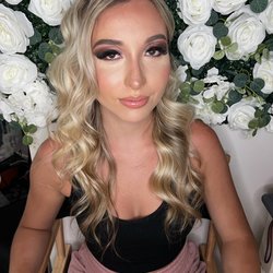 Full face luxury glam using traditional foundation technique