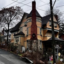 The Queen A Victorian Bed & Breakfast
