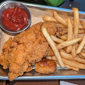Hangar 24 Craft Brewing - Chicken strips - Breweries Near Me - Riverside, California