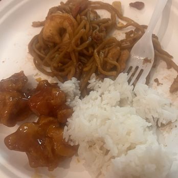 Hunan Garden - Amazing Combination Chow Mein or Lo Mein and General Tso's Chicken - Chinese Near Me - Woodbridge, Virginia Hunan Garden - Amazing Combination Chow Mein or Lo Mein and General Tso's Chicken - Chinese Near Me - Woodbridge, Virginia