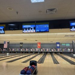 Coal Creek Bowling Center - Bowling lanes