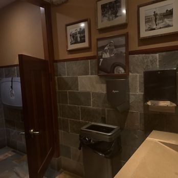 Duke's Beach House - Women's bathroom clean - Breakfast & Brunch Near Me - Lahaina, Hawaii Duke's Beach House - Women's bathroom clean - Breakfast & Brunch Near Me - Lahaina, Hawaii