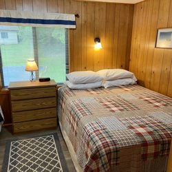 Betsie Riverside Resort - Cabin 9 bedroom- queen bed