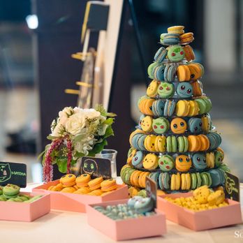 Crackle Creme - a display of macarons and other sweets - Desserts Near Me - Vancouver, British Columbia Crackle Creme - a display of macarons and other sweets - Desserts Near Me - Vancouver, British Columbia
