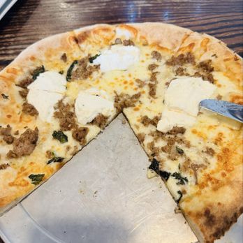 Tanglewood Pizza Company - Sausage ricotta garlic basil pizza - Pizza Near Me - Advance, North Carolina Tanglewood Pizza Company - Sausage ricotta garlic basil pizza - Pizza Near Me - Advance, North Carolina