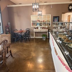 Mugs Cafe & Bakery - Inside