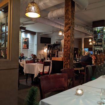 Les Pyrénées - Dinning room - Spanish Near Me - Montreal, Quebec Les Pyrénées - Dinning room - Spanish Near Me - Montreal, Quebec