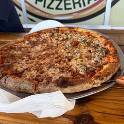 Mamamia Pizzeria - Pizza, mitad carne molida y setas.