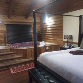 Forrest Hills Resort - Lovebirds #2- Bedroom and Hot tub. - Venues & Event Spaces Near Me - Dahlonega, Georgia