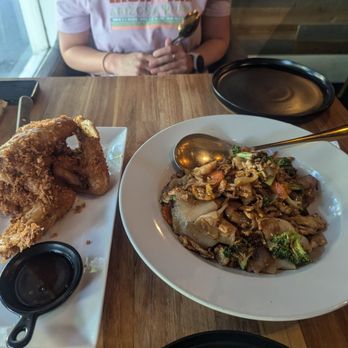 Hiso - Chicken wings, very crispy and good. It comes with 3 giant wings .pad see ew..yum! - Laotian Near Me - Sacramento, California