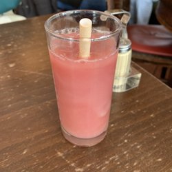 Frank und Frei - Umgefüllter Banane-Kirsch-Saft, weil versehentlich ein großes Glas gebracht wurde. Wurde die andere Hälfte dann weg gekippt?