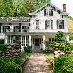 River Stone Manor