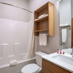 Microtel by Wyndham - NE Kansas City Area - Guest room bath