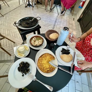 La Casa del Abuelo - Garlic prawns, black paella, tortilla española - Spanish Near Me - Madrid, M La Casa del Abuelo - Garlic prawns, black paella, tortilla española - Spanish Near Me - Madrid, M