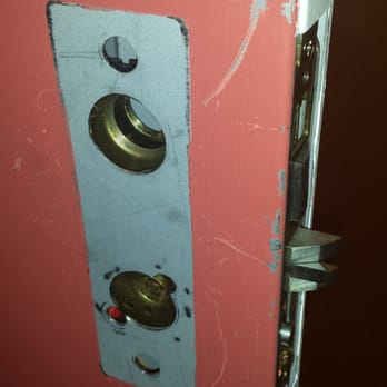 All Star Locksmith - THIS IS THE TERRIBLE CONDITION THE "LOCKSMTIH" CHRIS LEFT MY DOOR. THANKS ALOT ALL STAR LOCKSMITH - Keys & Locksmiths Near Me - Brooklyn, New York